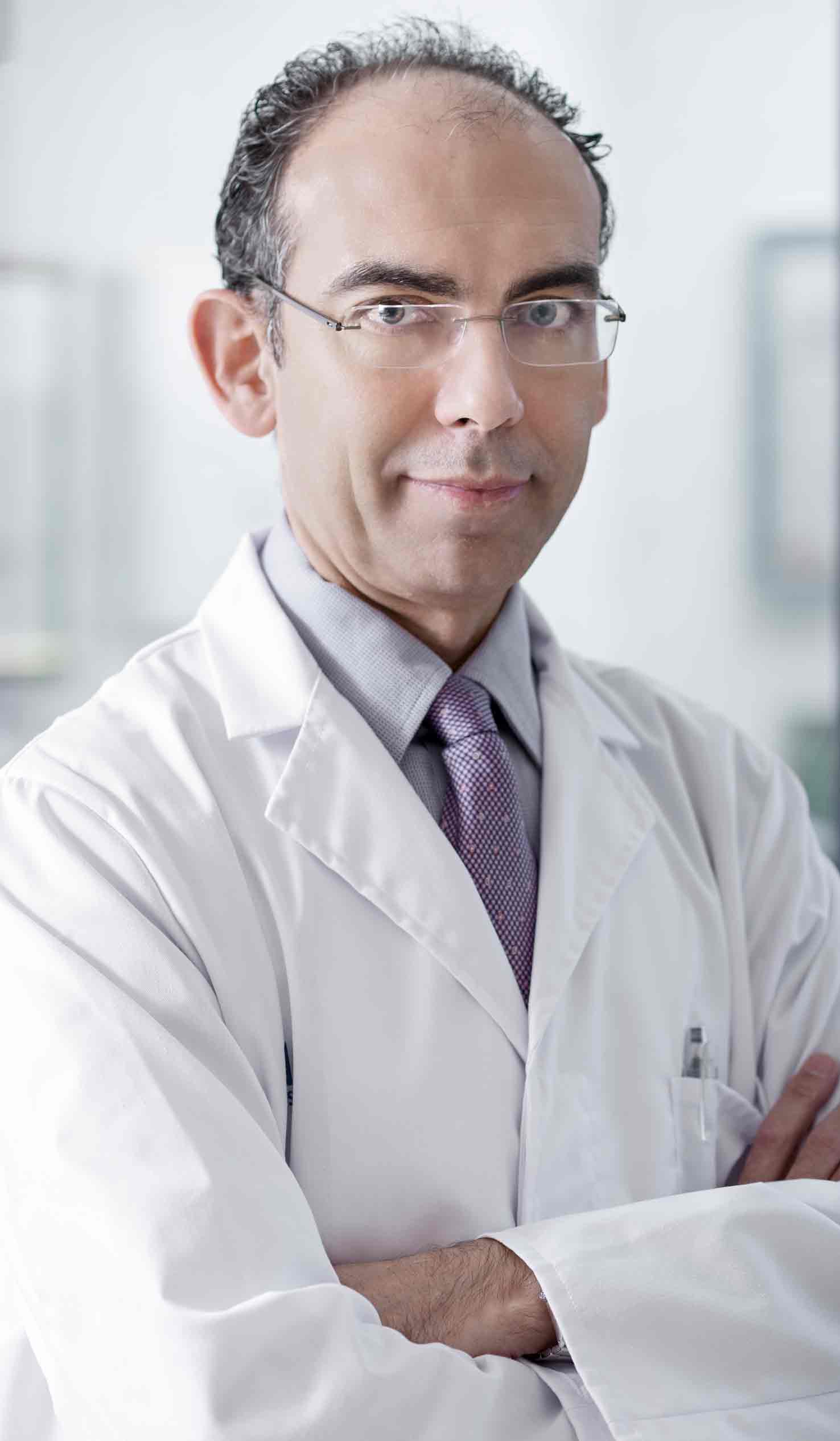 Clinica-Sanchinarro-II-04-web La obesidad, como ya hemos comentado en más de una ocasión, es una enfermedad multifactorial, es decir, que depende de varios factores, por lo que para combatirla tendremos que aplicar al paciente un tratamiento multidisciplinar, es decir, a través de distintas disciplinas. No basta con implantar en el estómago del paciente un balón gástrico/intragástrico, sino que también es necesario, para que consiga adelgazar, un tratamiento psicológico, deportivo y alimentario que facilite la reducción de peso. Para tratar este último aspecto, el alimentario, hablamos con el doctor Juan Pedro Fernnández Corbelle, coordinador de la Unidad de Endoscopia Bariática, situada en el Hospital Sanchinarro de Madrid, el centro médico donde Obesidad López-Nava tiene su sede.